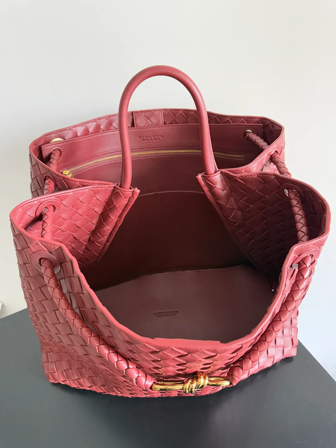 Batch 3760 Recently, the same style of bag that celebrities love is both high-end and practical. Michelle Yeoh, Kim Namjoon, Jing Boran, Tong Liya, Sun Qian, Wu Qianyu, Du Juan, Ma Yili and Bai Baihe are all carrying Bottega Veneta summer series Andiamo handbags. Andiamo has a simple structure and rounded lines. The whole piece is made of Nappa leather. It is comfortable, soft and dynamic. It adds interest to daily life and can be easily matched with various styles. Andiamo handbags are available in three sizes: small, medium and large. There are many colors to choose from, which can meet different needs. You can really carry it whether it is daily or attending events. Style number: 743575 Size: 45*22*34cm